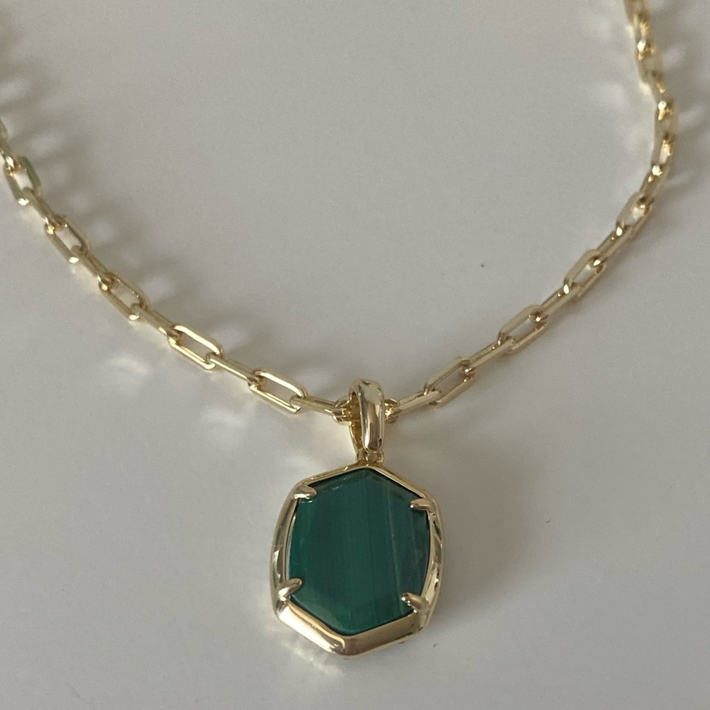 NWT Kendra Scott Daphne Pendant Necklace in Gold & Green Malachite - Picture 6 of 7